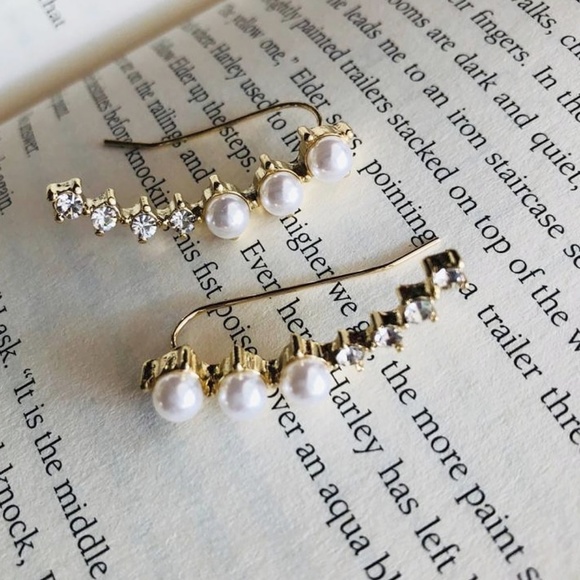 ALQUIMIA Jewelry - PEARL AND DIAMONDS CRAWLER EARRINGS